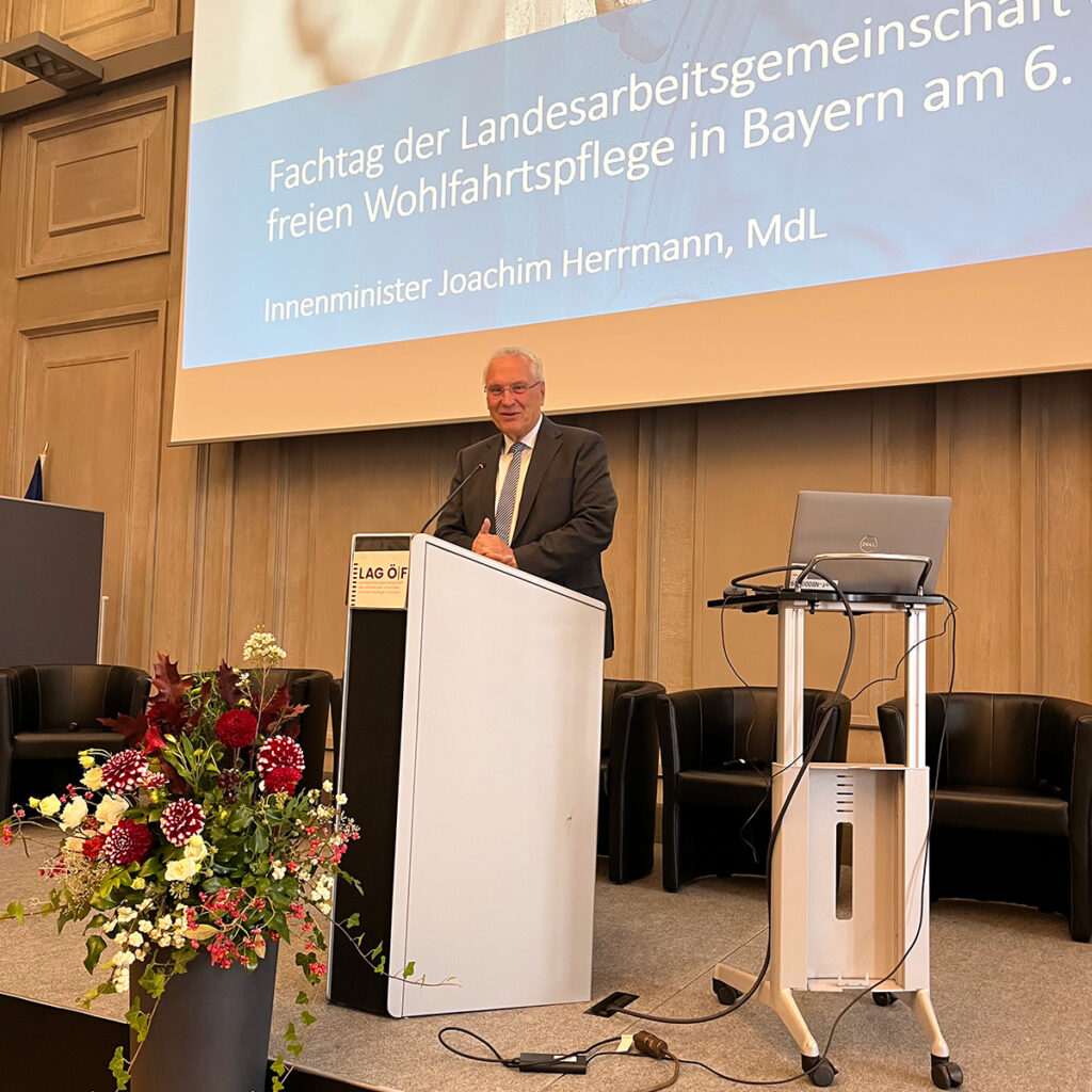 Minister Hermann spricht auf dem Fachtag Nürnberg LAG ÖF